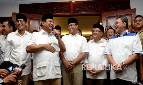 Chairman of Gerindra party Prabowo Subianto (holding mic) make a speech victory of Anies Baswedan-Sandiaga Uno, Jakarta, Wednesday (April 19).