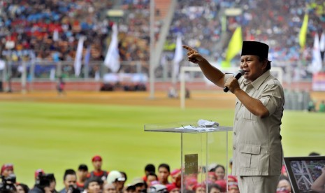 Ketua Umum Gerindra Prabowo Subianto berorasi dihadapan ribuan buruh saat peringatan Hari Buruh Internasional (Mayday) di Stadion Utama Gelora Bung Karno Senayan, Jakarta, Kamis (1/5). 