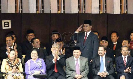   Ketua Umum Gerindra Prabowo Subianto memberi hormat saat acara pelantikan di Gedung Nusantara, Komplek Parlemen Senayan, Jakarta, Senin (20/10).