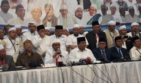 Ketua Umum GNPF Ulama, Ustaz Yusuf Muhammad Martak, Prabowo Subianto dan Zulkifli Hasan usai menandatangani fakta integritas yang dihasilkan Ijtima' Ulama II di Hotel Grand Cempaka, Jakarta pada Ahad (16/9)