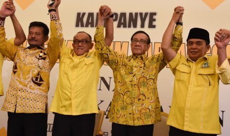 Ketua Umum Golkar Abu Risyal Bakrie (kedua kiri) bersama Ketua Dewan Pertimbangan Golkar Akbar Tandjung (kedua kanan) dan Calon Ketua Umum Golkar no urut.1 Ade Komarudin (kanan) serta calon Ketua Umum Golkar no urut. 8 Syahrul Yasin Limpo (kiri) saling ber