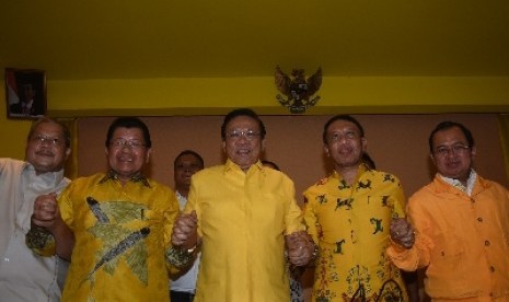 Ketua Umum Golkar Agung Laksono bersama pengurus versi munas Ancol.