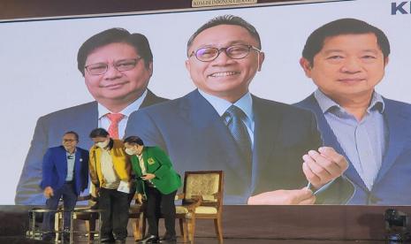 Ketua Umum Golkar Airlagga Hartarto (tengah), Ketum PAN Zulkifli Hasan (kiri), Ketum PPP Suharso Monoarfa (kanan) saat meluncurkan Visi-Misi Koalisi Indonesia Bersatu (KIB) di Hotel Shangri-la, Surabaya, Jawa Timur (ilustrasi)