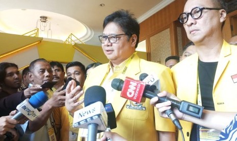 Ketua Umum Golkar Airlangga Hartarto memberikan keterangan pada awak media di Musyawarah Nasional (Munas) X Golkar di Hotel Ritz Carlton, Kuningan, Jakarta, Rabu (4/12).