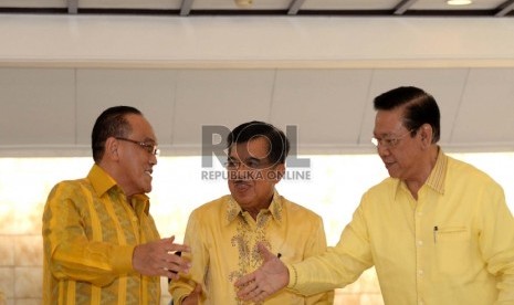 Ketua Umum Golkar Munas Bali Aburizal Bakrie, Wapres RI Jusuf Kalla, dan Ketua Umum Golkar Munas Ancol Agung Laksono.