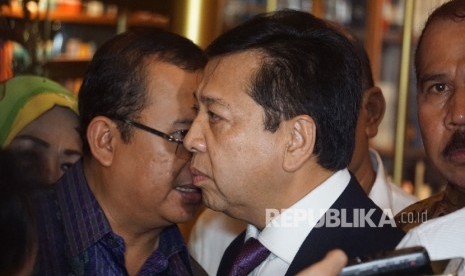 Ketua Umum Golkar Setya Novanto berbincang seusai melakukan pertamuan di kediaman Ketua Dewan Kehormatan Partai Golkar BJ Habibie, Jakarta, Senin (23/7).