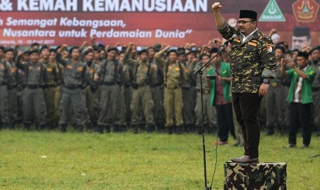 Ketua Umum GP Ansor Yaqut Cholil Qoumas (kanan) menyampaikan pengarahan kepada anggota Barisan Ansor Serbaguna (Banser) Nahdlatul Ulama dalam Apel Kebangsaan dan Kemah Kemanusiaan di Bumi Perkemahan Ragunan, Jakarta Selatan, Selasa (18/4). 