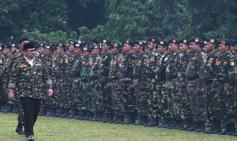 Banser akan menggelar Apel Kebangsaan yang dihelat secar virtual. Ketua Umum GP Ansor Yaqut Cholil Qoumas di depan Banser (ilustrasi)