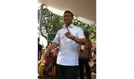  Ketua Umum Hanura Wiranto memperlihatkan jari kelingkingnya yang sudah dicelupkan tinta usai menyoblos di TPS 10 Bambu Apus, Jakarta Timur, Rabu (9/4). (Republika/Citra Listya Rini)