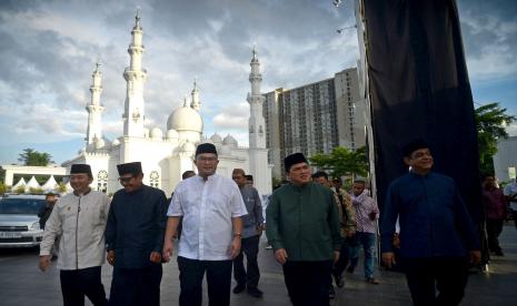 Ketua umum ICMI Arif Satria bersama Ketua umum Masyarakat Ekonomi Syariah (MES) Erick Thohir meninjau Khazanah Fest di Masjid At Thohir, Tapos, Depok, Jawa Barat, Selasa (11/04/2023). 