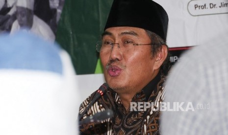 Ketua Umum ICMI (Ikatan Cendekiawan Muslim Indonesia) Jimly Asshidddiqie sedang menyampaikan konferense persnya di Jaakrta, Rabu (18/10).