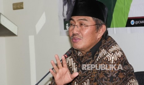 Ketua Umum ICMI (Ikatan Cendekiawan Muslim Indonesia) Jimly Asshidddiqie sedang menyampaikan konferense persnya di Jaakrta, Rabu (18/10).