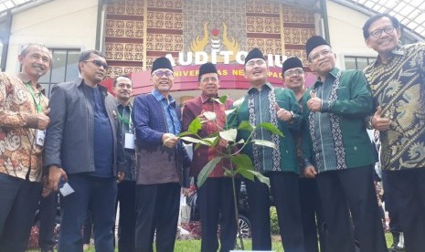 Ketua Umum ICMI Jimly Asshiddiqie bersama Wakil Ketua MPR Zulkifli Hasan dan Rektor UNP Ganefri melaksanakan penanaman pohon di depan Auditorium UNP usai penutupan Silaknas ICMI ke 29, Ahad (8/12).