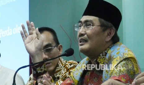 Ketua Umum ICMI Jimly Asshiddiqie (kanan) didampingi Dosen FHUI Sony Sikumbang (kiri) sedang memberikan paparannya kepada wartwan di Jakarta, Selasa (21/6)