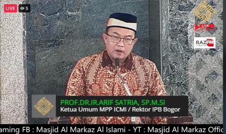 Ketua Umum ICMI Prof Arif Satria mengisi khutbah Idul Fitri di Masjid Al-Markaz Makassar, Senin (2/5).