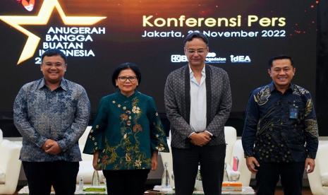 Ketua Umum idEA, Bima Laga, Staf Ahli Bidang Keuangan dan Pengembangan UMKM Kementerian BUMN Loto Srinaita Ginting, Deputi Bidang Koordinasi Pariwisata dan Ekonomi Kreatif Kemenko Marves, Odo RM Manuhutu, Direktur Jaringan Operasi dan Penjualan PT Pegadaian, Eka Pebriansyah, dalam Konferensi Pers ABBI 2022 yang berlangsung di Jakarta, Selasa (22/11).