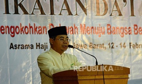 Ketua Umum Ikadi Ahmad Satori Ismail saat pembukaan Musyawarah Nasional ke-2 Ikatan Dai Indonesia (Ikadi) di Asrama Haji Bekasi, Jawa Barat, Jumat (12/2). (foto: MgROL_54)