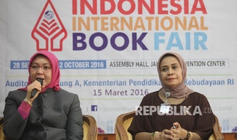 Ketua Umum IKAPI, Rosidayati Rozalina (kiri),bersama Direktorat Jenderal Kebudayaan Kemdikbud Triana Wulandari (kanan)saat memberikan keterangan pers penyelenggaraan Indonesia International Book Fair di Jakarta, Selasa (15/3).