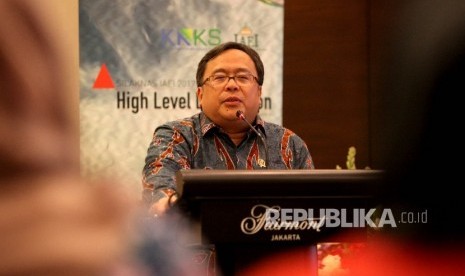 Ketua Umum Ikatan Ahli Ekonomi Islam Indonesia (IAEI) sekaligus Menteri Bappenas, Bambang Brodjonegoro memaparkan pandangannya saat memberikan keterangan pers disela acara High Level Discussion (HLD) di Jakarta, Jumat (28/7).