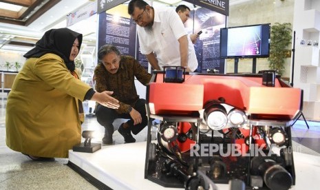 Ketua Umum Ikatan Alumni Institut Teknologi Bandung (IA ITB) Ridwan Djamaluddin (tengah) dan Direktur Re-Industrialisasi IA ITB Achmad Rizal (kanan) melihat robot bawah air yang dipamerkan dalam Indonesianisme Summit 2019 di Jakarta Convention Center (JCC), Jakarta, Selasa (13/8/2019).