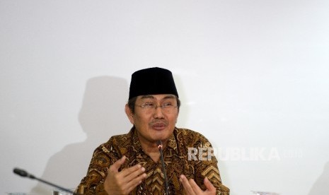 Ketua Umum Ikatan Cendekiawan Muslim Indonesia (ICMI) Jimly Asshiddiqie memberikan paparan saat konferensi pers di Jakarta, Rabu (9/8). 