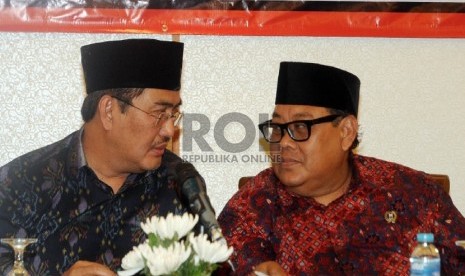 Ketua Umum Ikatan Cendekiawan Muslim Se-Indonesia (ICMI) Jimly Asshiddiqie (kiri) berbincang dengan Wakil Ketua Umum ICMI Sugiharto 