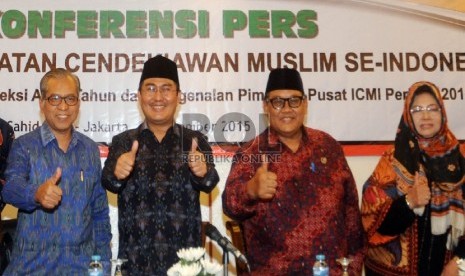 Ketua Umum Ikatan Cendekiawan Muslim Se-Indonesia (ICMI) Jimly Asshiddiqie (kedua kiri) bersama dengan jajaran Wakil Ketua Umum ICMI Herry Suhardiyanto, Sugiharto dan Sri Astuti Buchari berfoto bersama usai acara Konpers ICMI mengenai Refleksi Akhir Tahun 