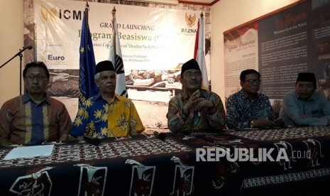 Ketua umum Ikatan Cendikiawan Muslim Indonesia (ICMI), Jimly Asshidddiqie, menjelaskan program Beasiswa ICMI Cerdas yang bekerja sama dengan beberapa lembaga antara lain Baznas dan Euro Management. Peluncuran program beasiswa ini dilaksanakan di Museum Perumusan Naskah Proklamasi, Menteng, Jakarta, pada Jumat (9/2).