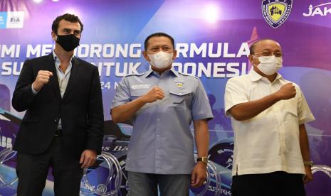 Ketua Umum Ikatan Motor Indonesia (IMI) Bambang Soesatyo (tengah) bersama Co-Founder Formula E Alberto Longo (kiri) dan Direktur Utama PT Jakarta Propertindo (Jakpro) Widi Amanasto (kanan) berfoto bersama usai konferensi pers terkait kesiapan perhelatan Jakarta E-Prix 2022 di Jakarta, Rabu (24/11/2021). Dalam konferensi pers tersebut disebutkan ada lima alternatif pilihan lintasan balap Formula E 2022 di Jakarta yakni di kawasan Sudirman, Pantai Indah Kapuk (PIK), Jakarta Internasional Stadium (JIS), JIEXPO Kemayoran dan Ancol.