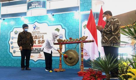 Ketua Umum Ikatan Penerbit Indonesia (Ikapi) Arys Hilman Nugraha dan Gubernur Jatim Khofifah Indar Parawansa membuka Festival Hari Buku Nasional (FHBN) 2022 di Maspion Square, Surabaya, Selasa (17/5). 