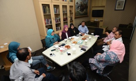 Ketua Umum Ikatan Penerbit Indonesia Lucya Andam Dewi (ketiga kiri) memaparkan pendapatnya kepada jajaran direksi dan redaksi REPUBLIKA saat melakukan kunjungan di Ruangan Direksi REPUBLIKA, Jakarta, Kamis (14/8). 