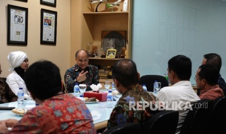 Ketua Umum Ikatan Saudagar Muslim Indonesia (ISMI) Ilham Habibie (kedua kiri) berbicara saat pertemuan dengan redaksi di Republika, Jakarta, Jumat (21\10)