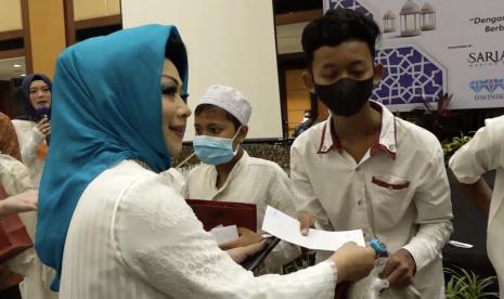 Ketua Umum Ikatan Wanita Pengusaha Indonesia (Iwapi) Nita Yudi memberikan bingkisan kepada anak yatim piatu saat penutupan bazar Ramadhan, Ahad (17/4/2022). Penutupan bazar juga ditandai dengan wakaf 500 Alquran serta memberikan 1.350 bingkisan kepada yatim piatu, kaum dhuafa serta perempuan pedagang mikro. 