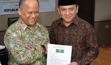   Ketua Umum ISMI Pusat Ilham A Habibie menyerahkan Surat Rekomendasi pembentukan PW ISMI Sumut kepada Ivan Batubara dalam acara Refleksi Akhir Tahun ISMI 2017 di Hotel Sofyan Betawi, Jl. Cut Meutia Menteng, Jakarta, Kamis (21/12).