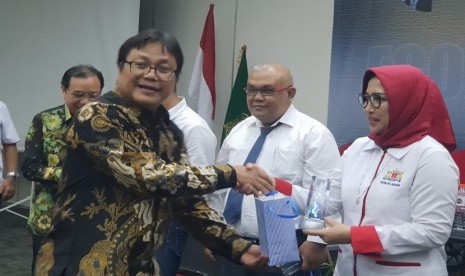 Ketua Umum Kadin DKI Jakarta Diana Dewi (kanan)