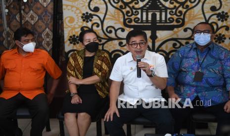 Ketua Umum Kadin Indonesia Arsjad Rasjid (kedua kanan) memberikan keterangan disaksikan Presiden KSPI Said Iqbal (kiri), Presiden DEN KSBSI Elly Rosita Silaban (kedua kiri) dan Presiden KSPSI Andi Gani Nuwawea (kanan) usai pertemuan di Jakarta, Kamis (13/1/2022). Pertemuan antara Kadin Indonesia dan perwakilan organisasi buruh tersebut bertujuan untuk memberikan perlindungan, pembelaan hak dan kepentingan serta meningkatkan kesejahteraan yang layak bagi pekerja buruh dan keluarganya.