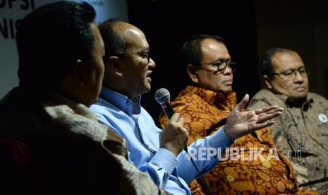 Ketua Umum Kadin Indonesia Rosan P.Roeslani memberikan paparan saat menjadi narasumber pada acara Cafe CEO Republika,Jakarta