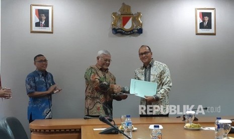 Ketua Umum Kadin Indonesia Rosan P Roeslani menandatangani Nota Kesepahaman (MoU) dengan Wakil Ketua Umum Baznas Zainulbahar Noor mengenai pembayaran zakat melalui Baznas, di Menara Kadin, Jakarta, Rabu (25/7)