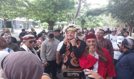 Ketua Umum Kagama non aktif Ganjar Pranowo ikut rombongan kirab budaya Nitilaku 2023 di Universitas Gadjah Mada, Ahad (17/12/2023).