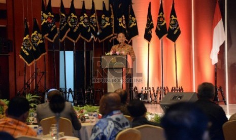 Ketua Umum Kamar Dagang dan Industri Indonesia (Kadin) Suryo Bambang Sulisto (Kiri)?memberikan sambutan dalam acara rapat kerja nasional kadin Indonesia timur serta Trade & Investment Forum: East Indonesian Regions di Jakarta, Senin (25/5).