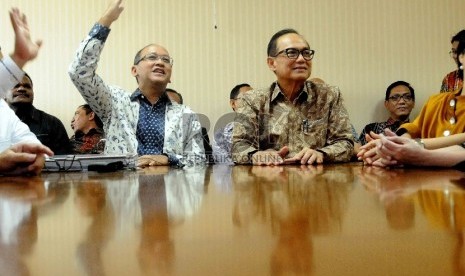 Ketua Umum Kamar Dagang dan Industri Indonesia (Kadin) Suryo Bambang Sulisto (kanan) serta Pengusaha yang juga kandidat calon ketua umum Kamar Dagang dan Industri Indonesia (Kadin) periode 2015-2022, Rosan Roeslani (kiri) saat pendaftaran ketuan umum Kadin