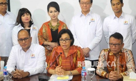 Ketua Umum Kamar Dagang dan Industri (Kadin) Indonesia Rosan Perkasa Roeslani (kiri) menyampaikan surat pernyataan harta (SPH) didampingi Menteri Keuangan Sri Mulyani (tengah) serta Direktur Jendral Pajak Ken Dwijugiasteadi (kanan).