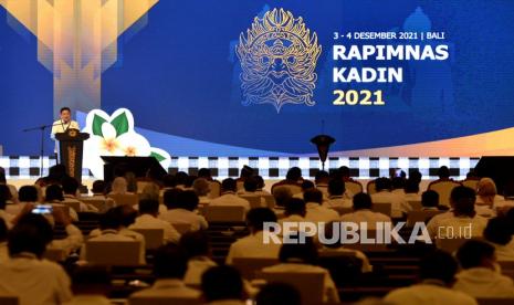 Ketua Umum Kamar Dagang dan Industri (Kadin) Indonesia Arsjad Rasjid menyampaikan sambutan saat pembukaan Rapat Pimpinan Nasional (Rapimnas) Kadin Indonesia 2021 di Nusa Dua, Badung, Bali, Jumat (3/12/2021). Kegiatan yang diikuti sekitar 1.200 peserta tersebut merupakan forum komunikasi jajaran pimpinan dan pengurus Kadin se-Indonesia yang diharapkan dapat berkontribusi dalam upaya pemulihan dan pertumbuhan ekonomi nasional. 