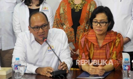 Ketua Umum Kamar Dagang dan Industri (Kadin) Indonesia Rosan Perkasa Roeslani (kiri) menyampaikan surat pernyataan harta (SPH) didampingi Menteri Keuangan Sri Mulyani (kanan) dalam rangka mengikut program pengampunan pajak (tax amnesty) 