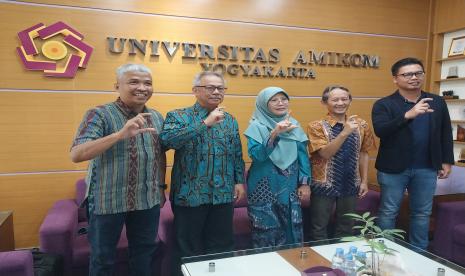  Ketua Umum Ketua Umum IndoCEISS, Sri Hartarti, berfoto bersama dengan Rektor Universitas Amikom Yogyakarta, Prof Suyanto, usai menggelar konferensi pers kegiatan Rakernas IndoCEISS-CORIS 2023 di Universitas Amikom Yogyakarta, Sabtu (25/2).