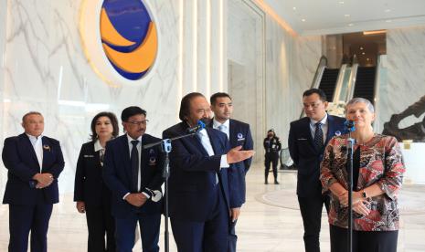 Ketua Umum (Ketum) Partai NasDem, Surya Paloh (tengah) bersama Duta Besar (Dubes) Australia untuk Indonesia, Penny Williams (kanan), Sekjen Partai NasDem, Johnny G Plate (ketiga kiri) saat memberikan keterangan kepada wartawan usai mengadakan pertemuan di Kantor NasDem Tower, Gondangdia, Jakarta, Kamis (18/8/2022). Pertemuan tersebut merupakan silaturahim Duta Besar perempuan pertama Australia untuk Indonesia itu yang diterima langsung Ketua Umum (Ketum) Partai NasDem, Surya Paloh. 