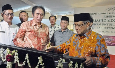 Ketua Umum (Ketum) Pengurus Besar Nahdlatul Ulama (PBNU), Prof Dr KH Said Aqil Siroj MA, membubuhkan tanda tangan pada prasasti peresmian Masjid Hidayat Sido Muncul, di lingkungan pabrik PT Industri Jamu dan Farmasi Sido Muncul, Jalan Soekarno- Hatta KM 28, Bergas Kabupaten Semarang, Jumat (24/5). 