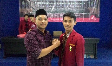 Ketua Umum (Ketum) Pimpinan Cabang (PC) Ikatan Mahasiswa Muhammadiyah (IMM) Malang Raya terpilih periode 2017/2018, Adi Munazir (kanan).