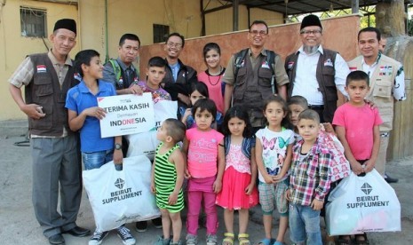 Perwakilan KNRP memberikan bantuan untuk pengungsi Palestina dan Suriah di Biqaa', Lebanon Timur, Senin (19/6). Saat penyaluran bantuan dibagikan bingkisan hari raya untuk anak yatim dan digelar buka puasa bersama di Rumah Tahfidz Al-Bararah.