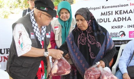 Ketua Umum KNRP Suripto (kiri) dan Ketua Adara Relief International Nurjanah Hulwani (tengah) memberikan daging kurban kepada pengungsi Palestina di Lebanon